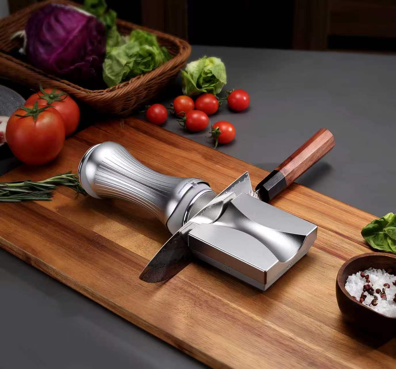 Sharpening a kitchen knife with the Paudin KS4 rolling sharpener